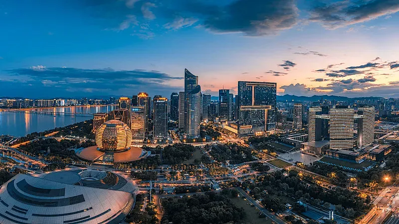 杭州钱江新城日月同辉